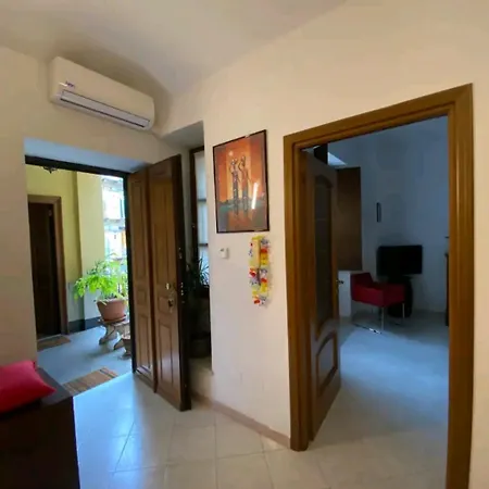 Cozy In The Centre Apartment